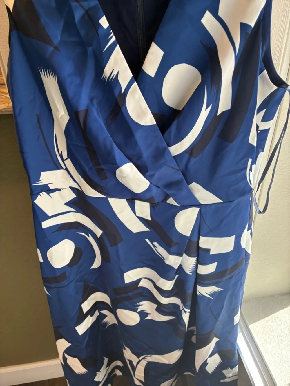 Ralph Lauren Blue and White Abstract Sleeveless V‑Neck Midi Dress - Picture 7 of 12